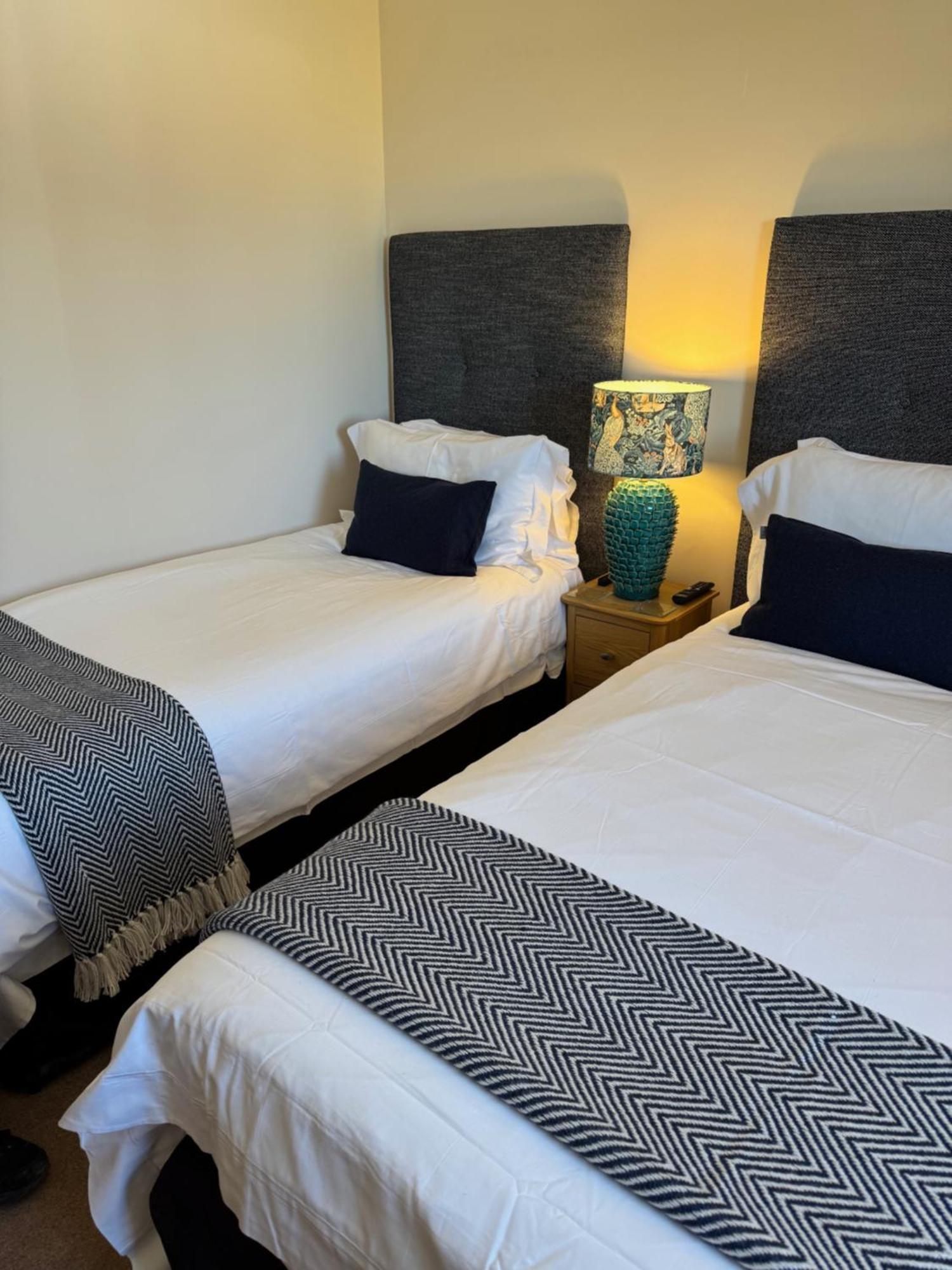 Aaron Glen Guest House Loanhead ภายนอก รูปภาพ