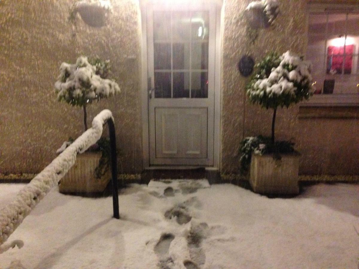 Aaron Glen Guest House Loanhead ภายนอก รูปภาพ